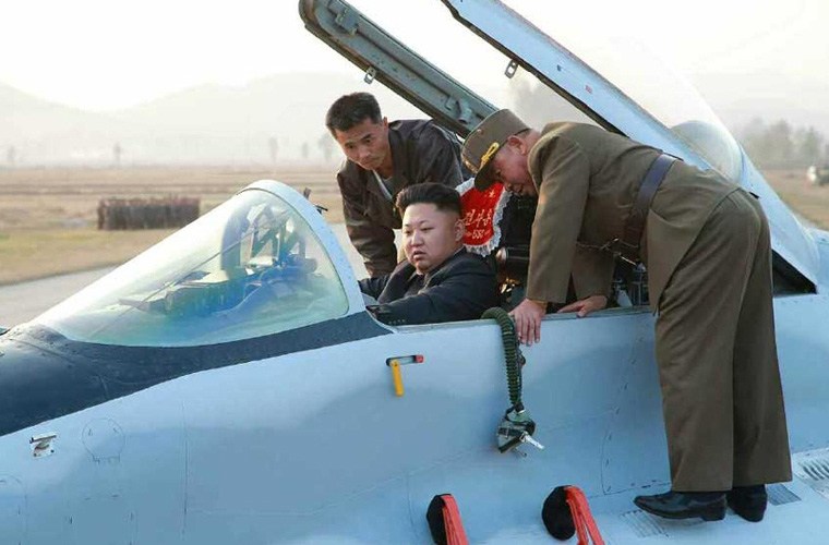 Nhà lãnh đạo Kim Jong-un trực tiếp vào buồng lái MiG-29  