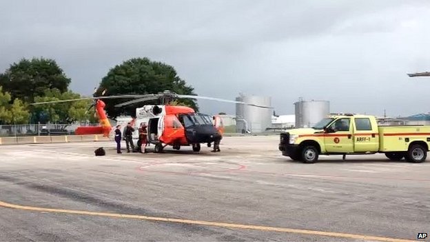 Giải cứu người đàn ông lênh đênh trên biển bằng… bong bóng