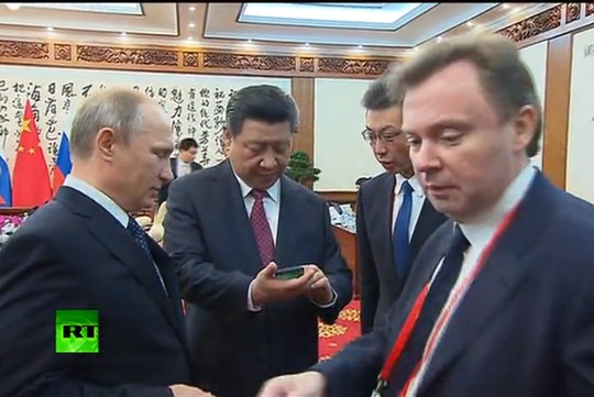 Putin tặng ông Tập Cận Bình “iPhone phiên bản Nga”  