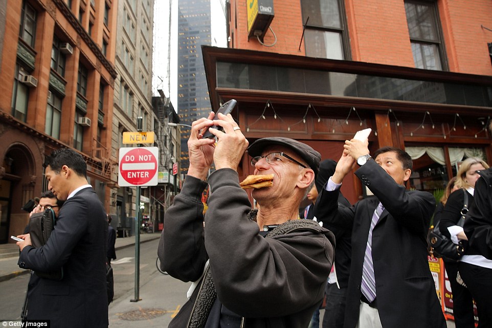 Mỹ: Giải cứu hai nhân viên lau kính mắc kẹt ở tầng 69