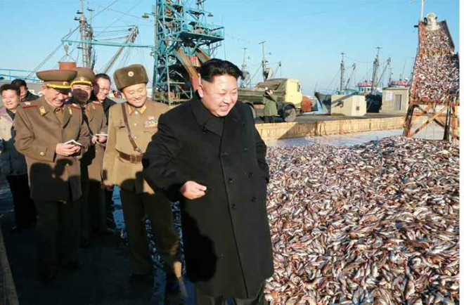 Ông Kim Jong-un cùng em gái thị sát nhà máy thuỷ sản quân đội Ông Kim Jong-un cùng em gái thị sát nhà máy thuỷ sản quân đội