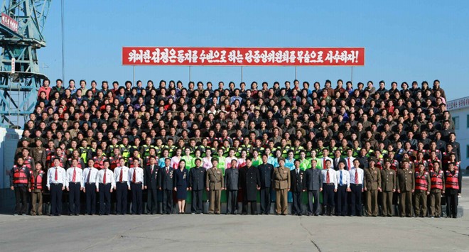 Ông Kim Jong-un cùng em gái thị sát nhà máy thuỷ sản quân đội Ông Kim Jong-un cùng em gái thị sát nhà máy thuỷ sản quân đội