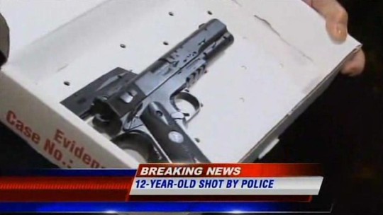 Cảnh sát Mỹ bắn chết thiếu niên 12 tuổi mang súng giả  