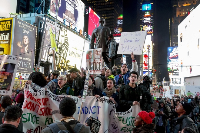 Biểu tình lan rộng tại nhiều thành phố lớn ở Mỹ vì vụ bắn người d