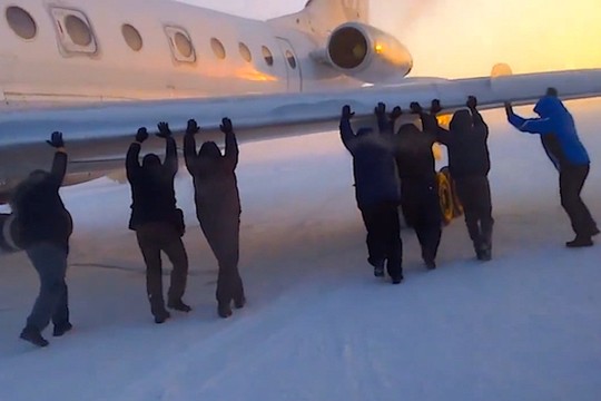 Hy hữu: Máy bay bị đóng băng, hành khách phải xuống đẩy