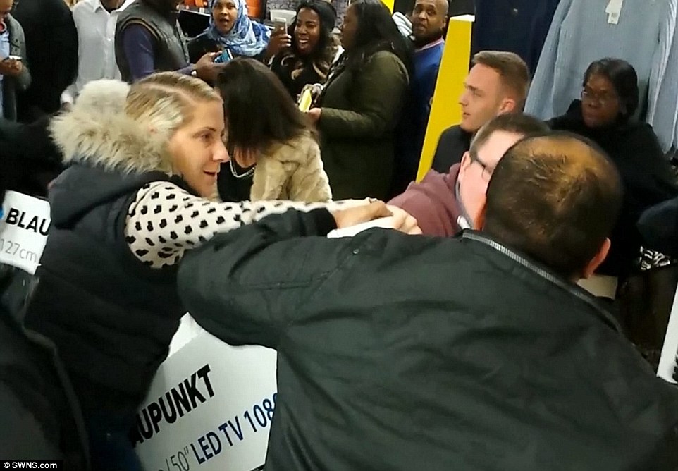 Hãi hùng cảnh tượng tranh cướp trong “Ngày thứ sáu đen“