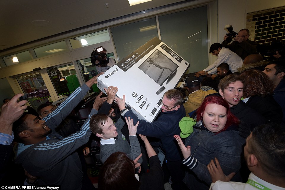 Hãi hùng cảnh tượng tranh cướp trong “Ngày thứ sáu đen“