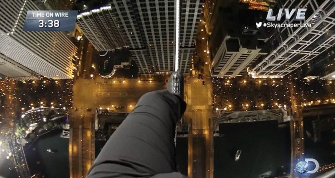 Phá kỷ lục bịt mặt đi dây qua hai tòa nhà cao tầng ở Mỹ