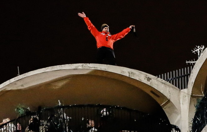 Phá kỷ lục bịt mặt đi dây qua hai tòa nhà cao tầng ở Mỹ