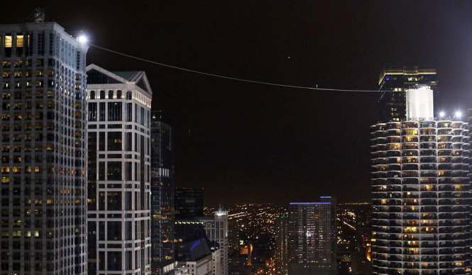 Phá kỷ lục bịt mặt đi dây qua hai tòa nhà cao tầng ở Mỹ