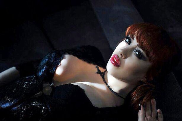 Nữ tiếp viên hàng không mất việc vì trở thành người mẫu gợi cảm