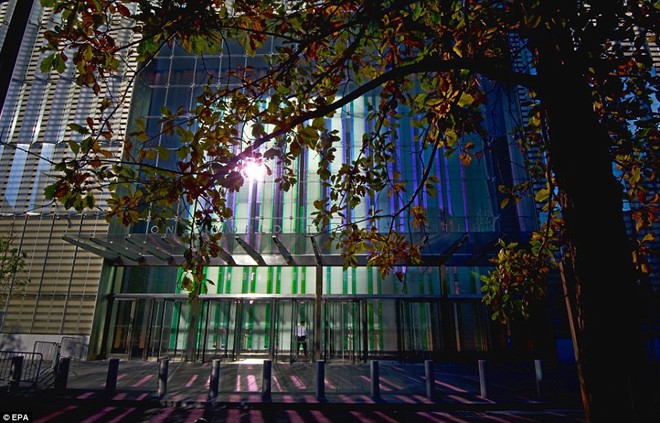 Chùm ảnh: Tòa nhà trung tâm thương mại thế giới mở cửa trở lại