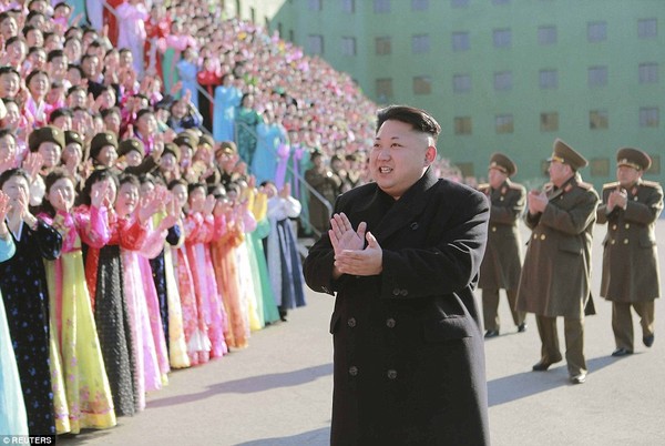 Phụ nữ Triều Tiên bật khóc khi chụp hình cùng ông Kim Jong-un