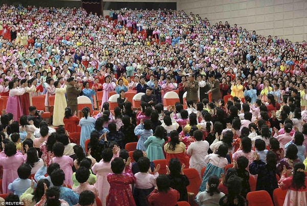 Phụ nữ Triều Tiên bật khóc khi chụp hình cùng ông Kim Jong-un