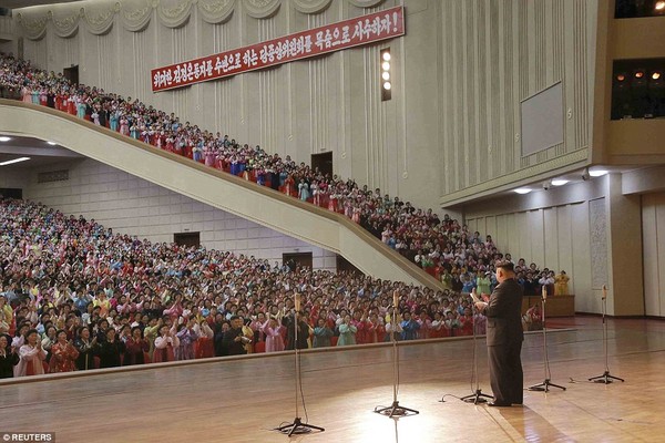 Phụ nữ Triều Tiên bật khóc khi chụp hình cùng ông Kim Jong-un