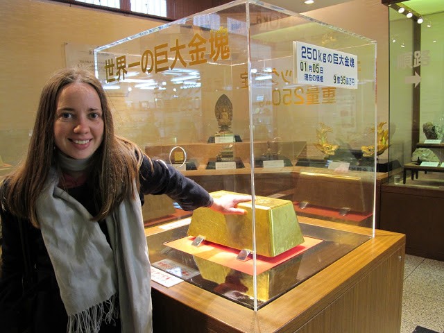 Cận cảnh thỏi vàng lớn nhất thế giới ở Nhật Bản