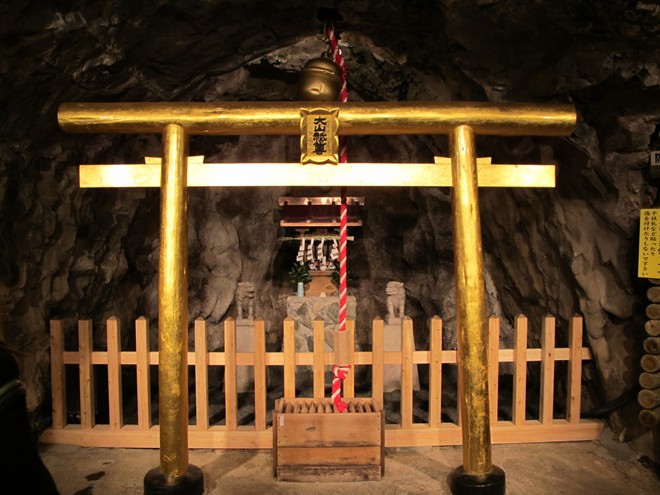 Cận cảnh thỏi vàng lớn nhất thế giới ở Nhật Bản