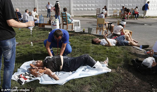 Nỗ lực giải cứu nạn nhân trong vụ tai nạn tàu điện ngầm Moscow