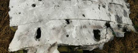 Thêm các mảnh vỡ cho thấy MH17 rơi do trúng tên lửa