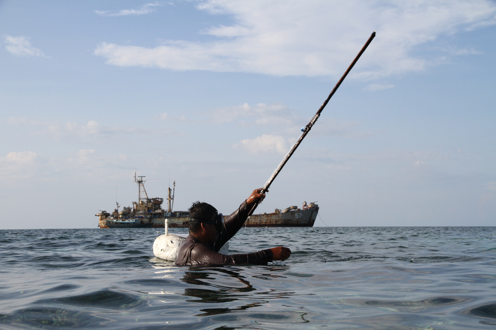 Lính Philippines sống với  gián và chuột ở bãi Cỏ Mây