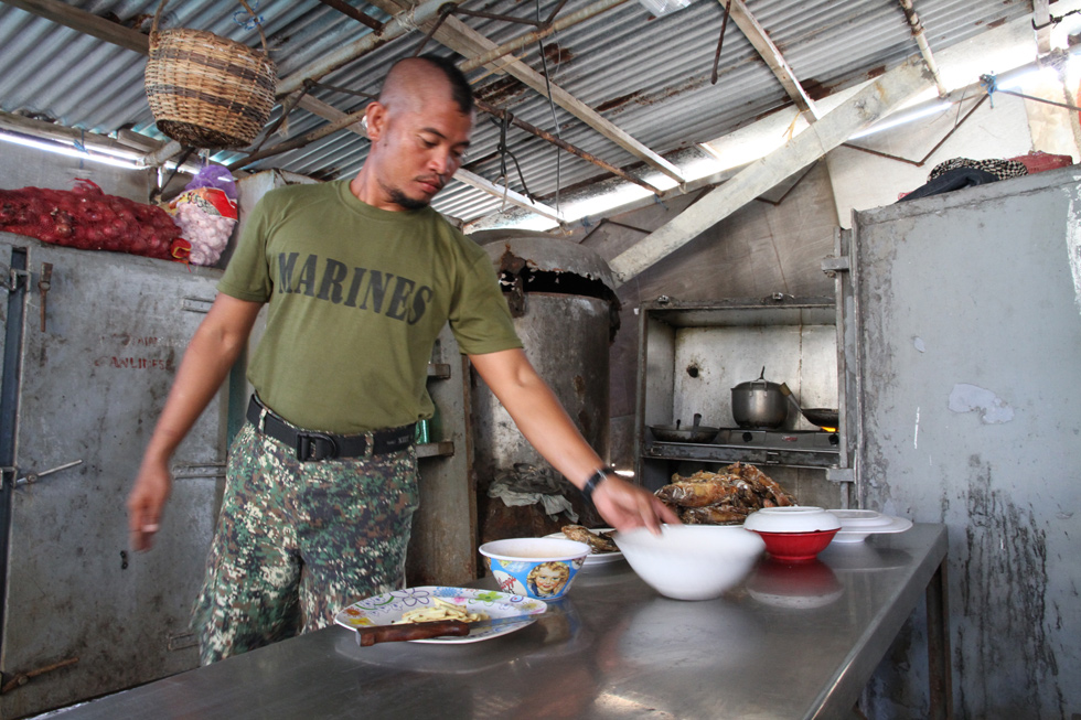 Lính Philippines sống với  gián và chuột ở bãi Cỏ Mây