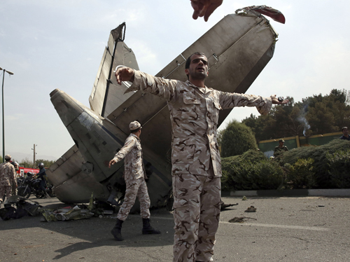 Hiện trường vụ rơi máy bay chở khách Iran gần thủ đô Tehran