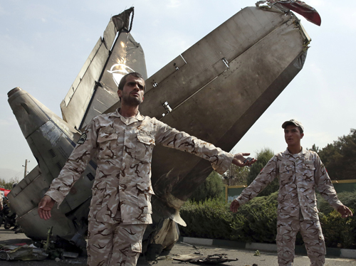 Hiện trường vụ rơi máy bay chở khách Iran gần thủ đô Tehran