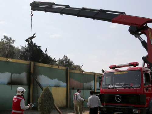 Hiện trường vụ rơi máy bay chở khách Iran gần thủ đô Tehran