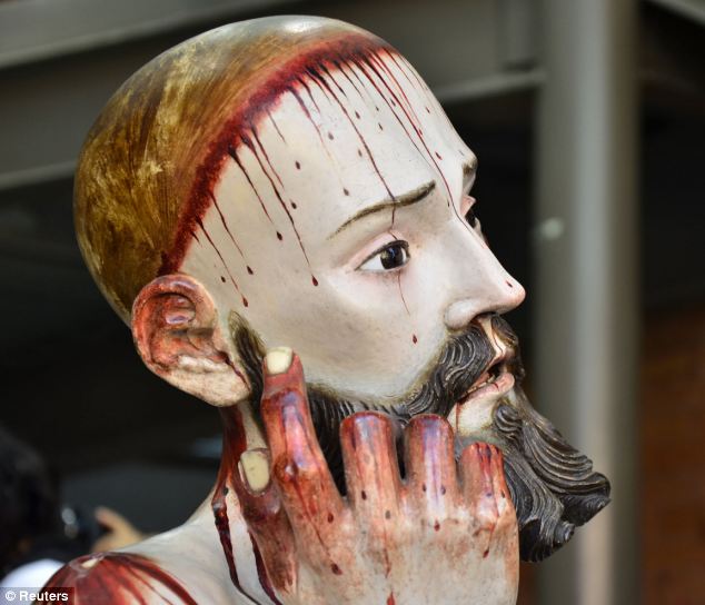 Tượng cổ thờ Chúa Giê-su 300 năm tuổi có răng người thật ở Mexico