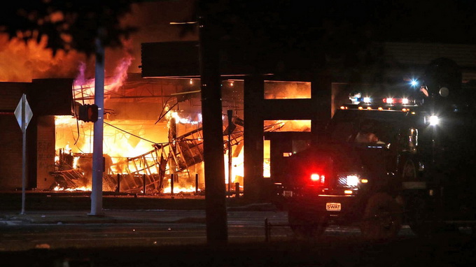 Bạo động nổ ra ở Mỹ sau khi cảnh sát bắn chết một người da màu