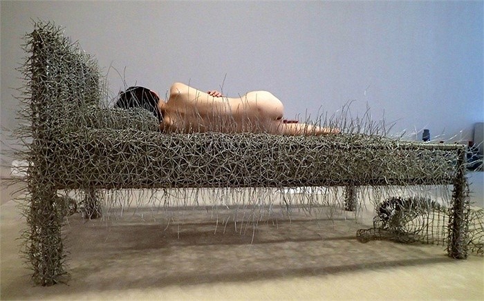 Thiếu nữ khỏa thân nằm trên thép vì nghệ thuật