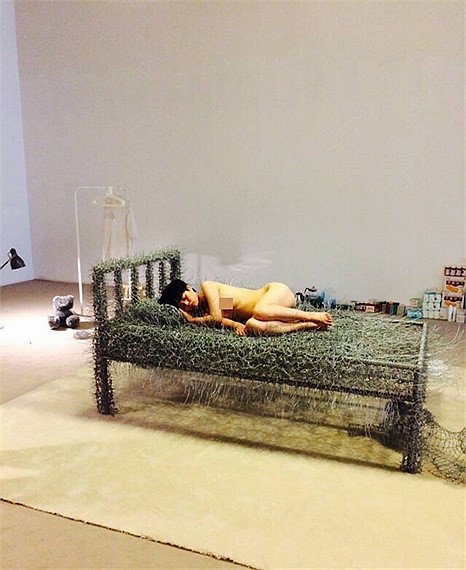 Thiếu nữ khỏa thân nằm trên thép vì nghệ thuật