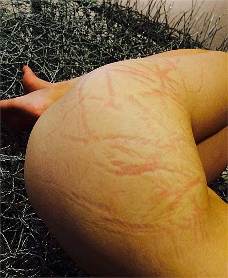 Thiếu nữ khỏa thân nằm trên thép vì nghệ thuật