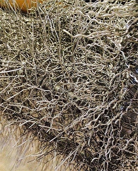 Thiếu nữ khỏa thân nằm trên thép vì nghệ thuật