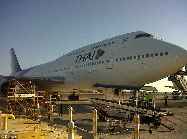 Máy bay Thái Lan hạ cánh khẩn cấp do vỡ kính buồng lái  