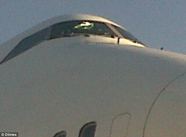 Máy bay Thái Lan hạ cánh khẩn cấp do vỡ kính buồng lái  