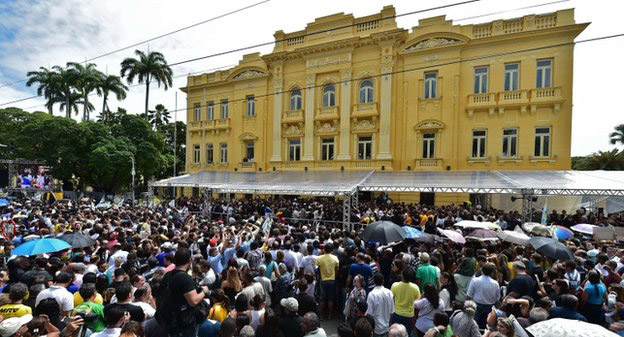 Người dân Brazil tiễn đưa ứng cử viên Tổng thống Eduardo Campos