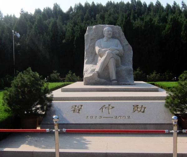 Du khách đổ xô đến nơi an nghỉ của thân sinh ông Tập Cận Bình