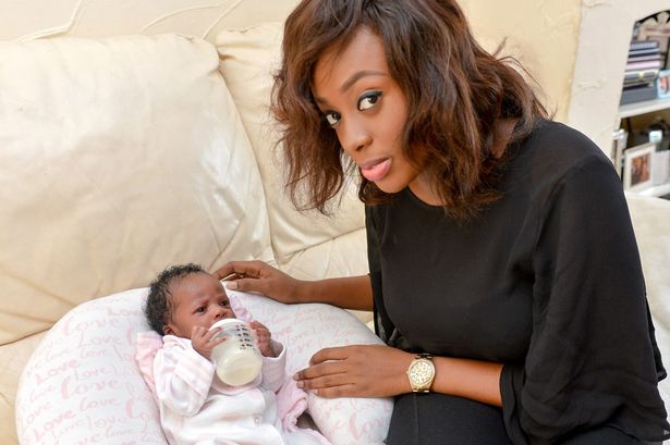 Em bé biết cầm bình bú sữa chỉ 3 ngày sau khi chào đời