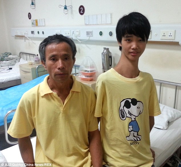 Thiếu niên Trung Quốc khổ sở vì có cổ dài bất thường Thiếu niên Trung Quốc khổ sở vì có cổ dài bất thường