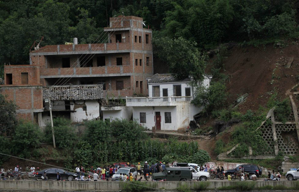 Cảnh tan hoang sau động đất Trung Quốc, 379 người thiệt mạng