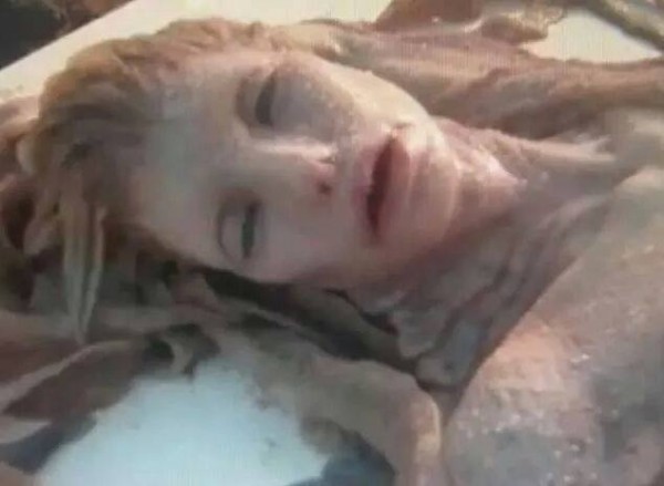 Sốc: Phát hiện xác ‘nàng tiên cá’ trên bãi biển ở Philippines