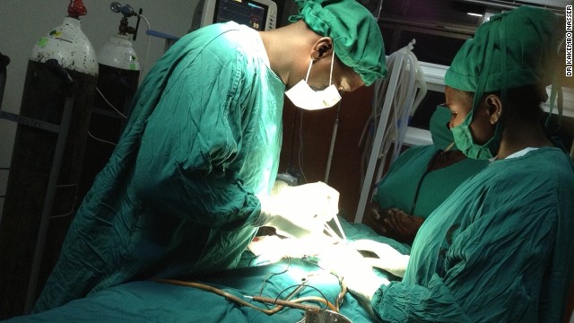 Cắt bỏ tứ chi của bé trai sinh ra có 4 chân 4 tay ở Uganda