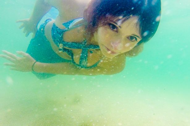 Thiếu nữ biến thành “nàng tiên cá” với chiếc đuôi dài gần 2m