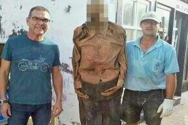 Người đào mộ ở Tây Ban Nha bị đình chỉ  vì chụp ảnh với xác chết