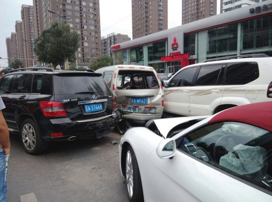 Phụ nữ TQ phá hỏng chiếc xe hơi Porsche vừa mới mua