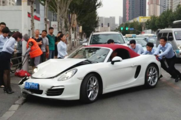 Phụ nữ TQ phá hỏng chiếc xe hơi Porsche vừa mới mua