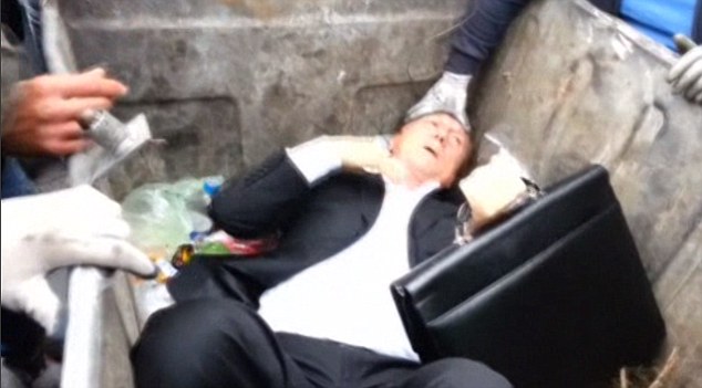 Nghị sĩ Ukraine bị người biểu tình ném vào xe rác  