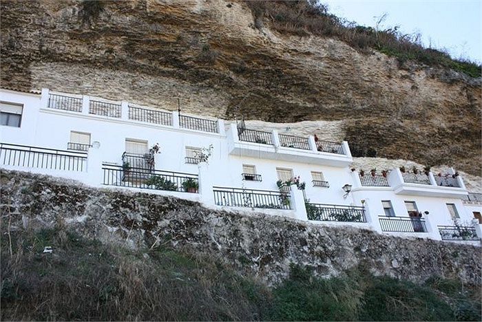 Chuyện lạ: Cả thị trấn sống dưới... tảng đá lớn qua hàng thế kỷ