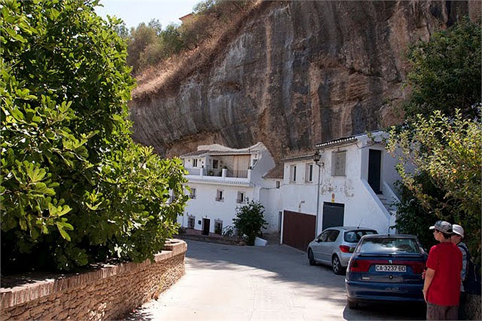 Chuyện lạ: Cả thị trấn sống dưới... tảng đá lớn qua hàng thế kỷ